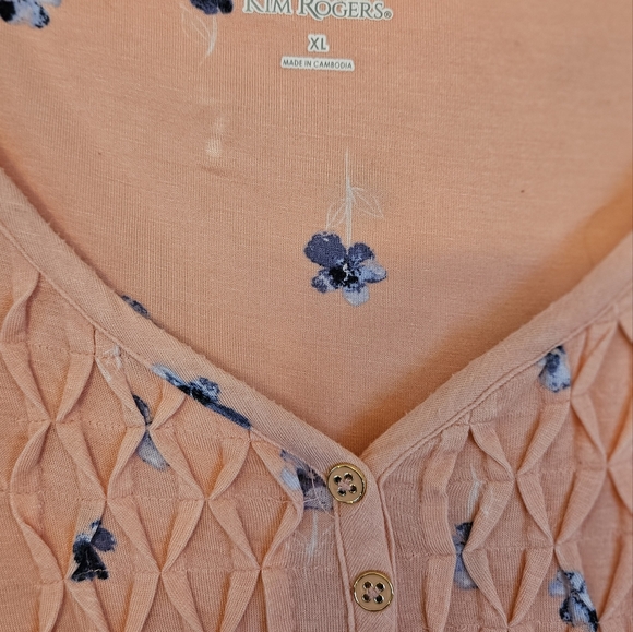 Women's Size XL Peachy top shirt by Kim Rogers.  Button front with 3/4" sleeves - Picture 3 of 4